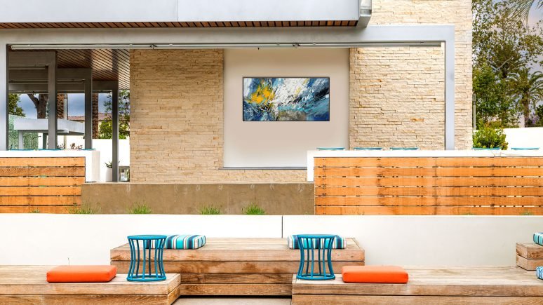 Camilla Neo Ledge: Split thin veneer installed on a outdoor pool deck wall