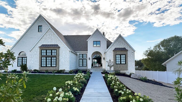 Blanco Rubble natural stone thin veneer installed on exterior walls of home.
