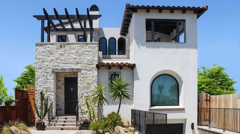 Cottage Cream rubble natural stone thin veneer installed with overgrout installed around front entry way of modern home
