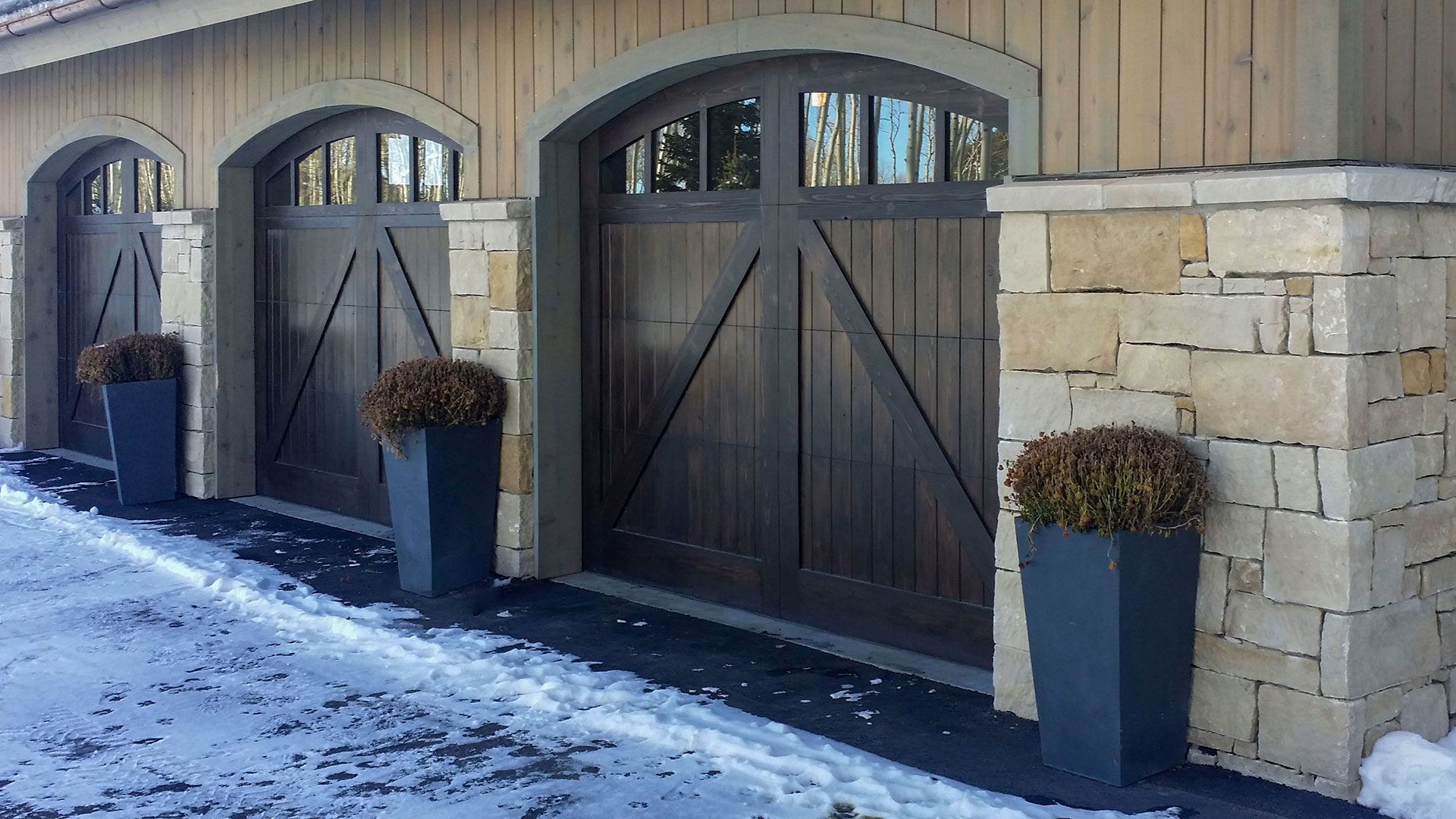 garage of mountain home with Regent Buff Rubble thin veneer installed on exterior walls