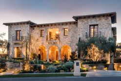 modern home with Tuscan Blend Rubble thin veneer installed on exterior walls