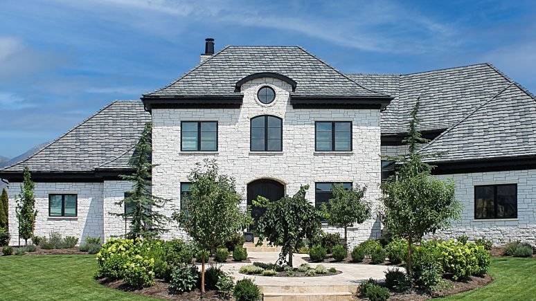 front of house with Blanco Traditional thin veneer installed on exterior walls