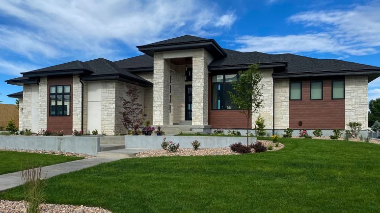 front of house with Blanco Traditional thin veneer installed on exterior walls