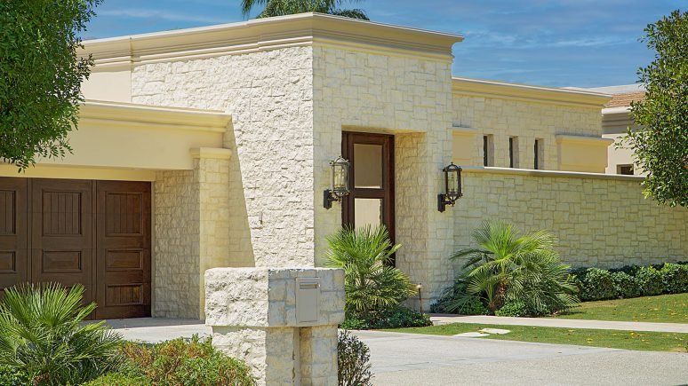 home entry way with exterior walls installed with cream traditional thin veneer