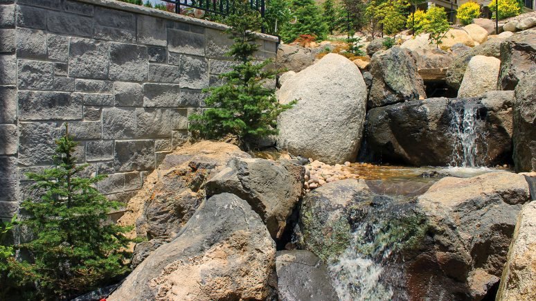 water feature with retaining wall installed with platinum traditional thin veneer
