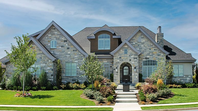 front of custom home with tahoe traditional thin veneer installed on exterior