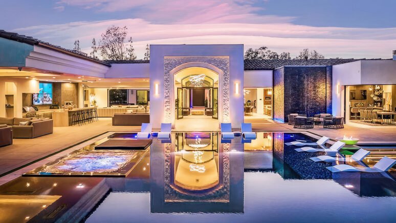 Blanco Rubble natural stone thin veneer with Mortar wash installed on exterior walls of home.